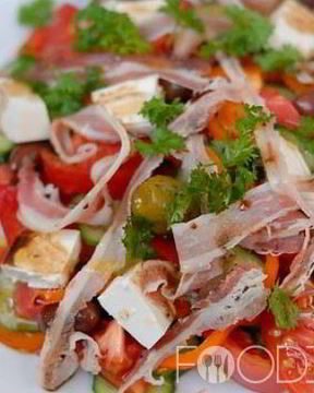 Греческий салат с курицей