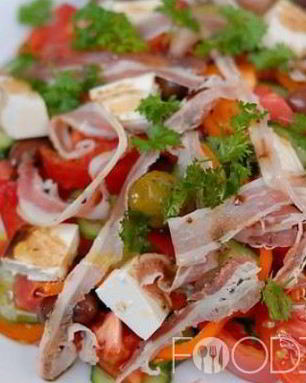 Греческий салат с курицей