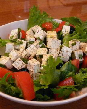 Греческий салат с маринованным сыром