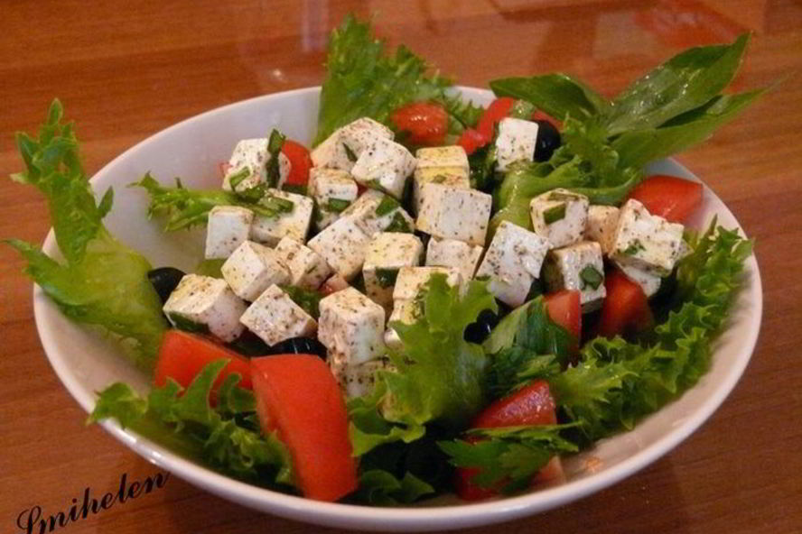 Рецепт греческого салата с маринованным сыром