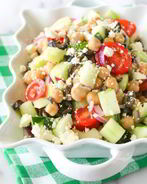 Греческий салат с нутом и фетой