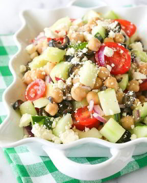 Греческий салат с нутом и фетой