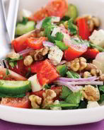 Греческий салат с орехами