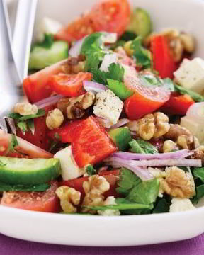 Греческий салат с орехами
