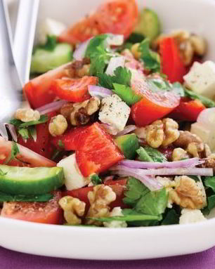 Греческий салат с орехами