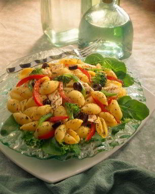 Греческий салат с пастой и тунцом