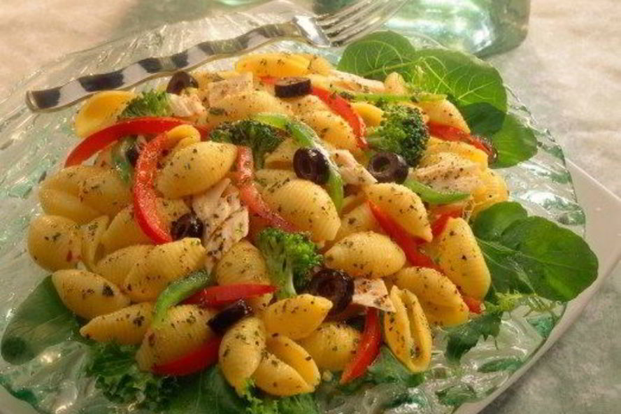 Рецепт греческого салата с пастой и тунцом