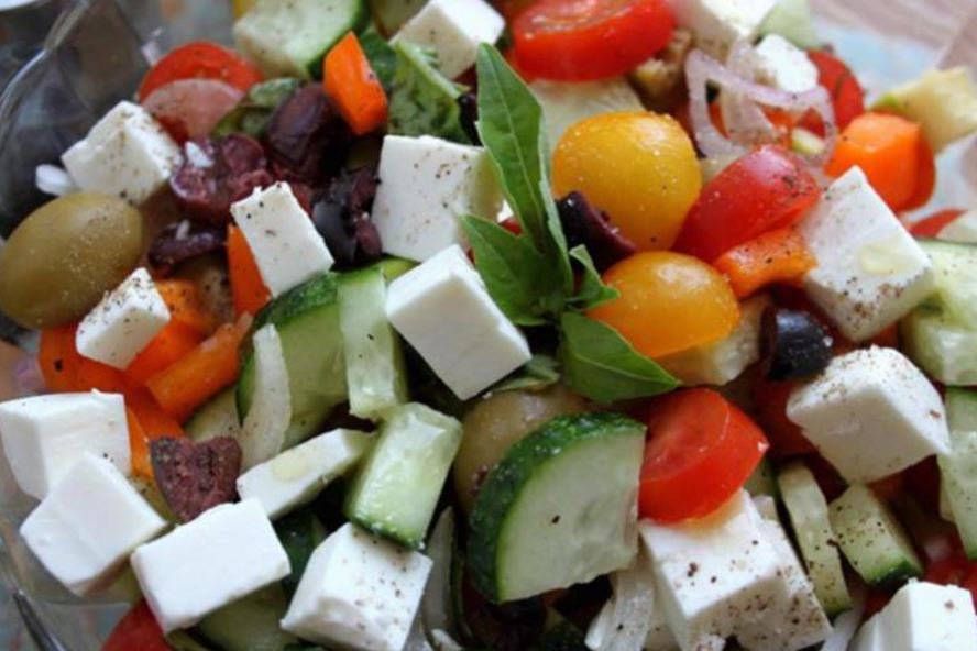 Рецепт греческого салата с цукини, сыром фета и базиликом