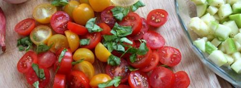 греческий салат с цукини, сыром фета и базиликом. Шаг 3