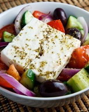 Греческий салат с винным уксусом