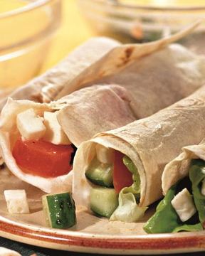 Греческий салат в лаваше