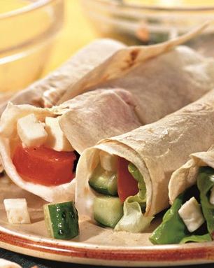 Греческий салат в лаваше