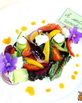 Греческий салат в новом стиле с молодой зеленью