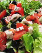 Нарезанный греческий салат с курицей