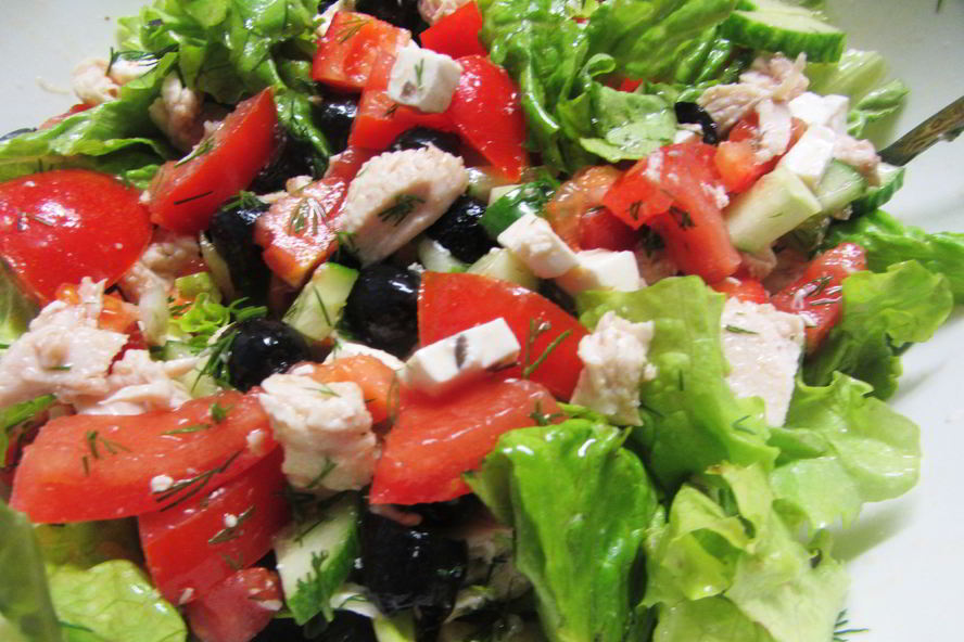 Рецепт нарезанного греческого салата с курицей