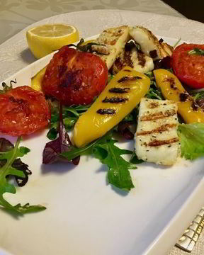 Салат-гриль с сыром халуми по-гречески