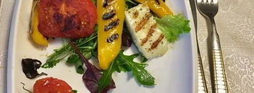 салат-гриль с сыром халуми по-гречески. Шаг 10