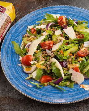 Салат из гречки с копченой курицей и томатами