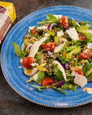 Салат из гречки с копченой курицей и томатами