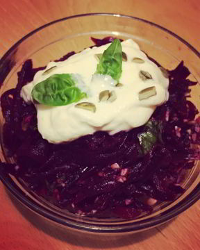 Салат из свеклы с тыквенными семечками и греческим йогуртм