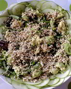 Салат с авокадо огурцом и пророщенной гречкой