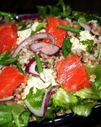 Салат с гречкой и копченой форелью