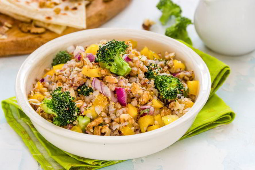 Рецепт салата с гречкой, сладким перцем и броколли