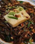 Салат с гречневой лапшой