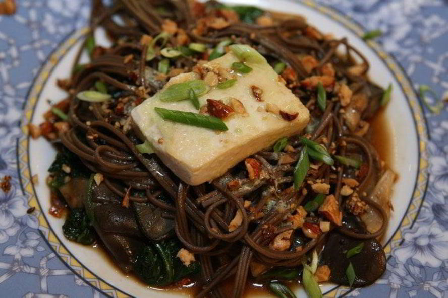 Рецепт салата с гречневой лапшой