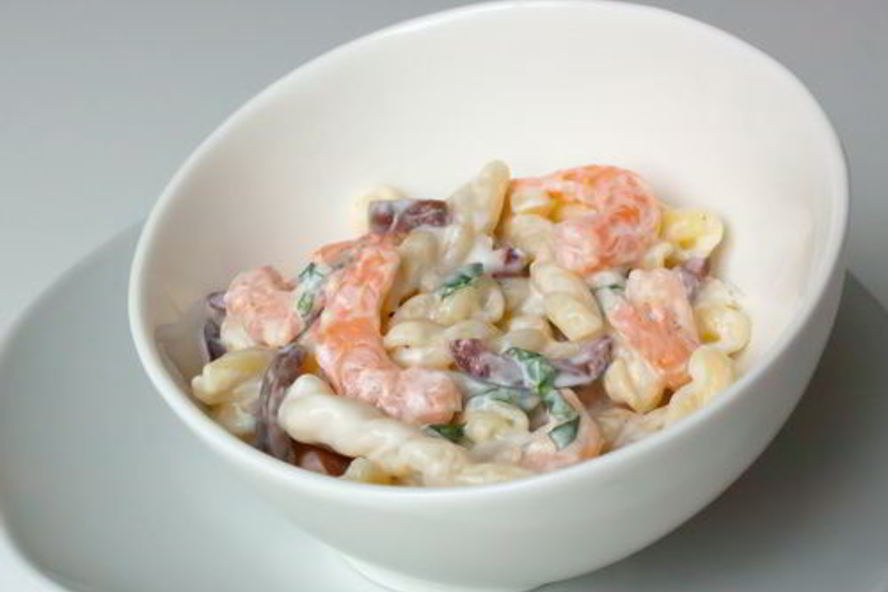 Рецепт салата с креветками и пастой в греческом стиле