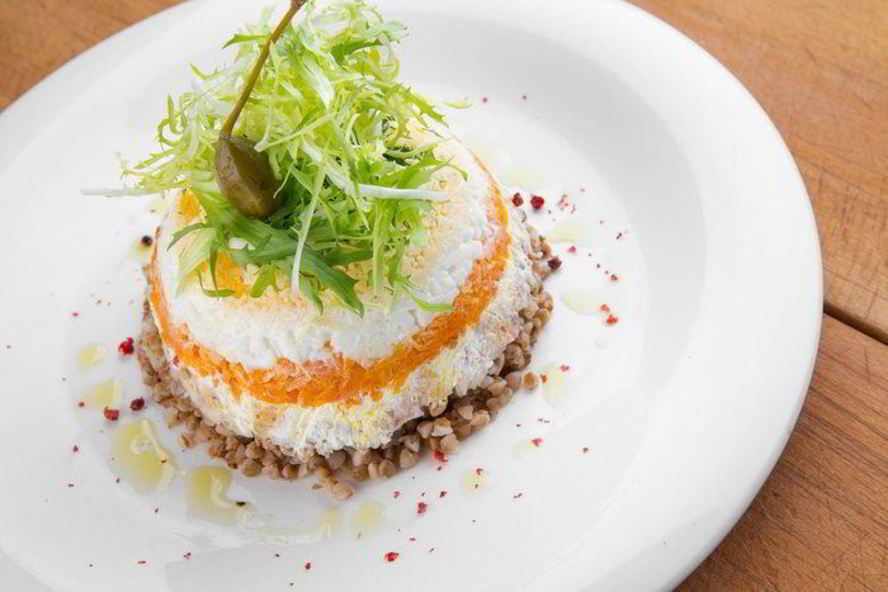 Рецепт слоеного салата с горбушей и гречкой