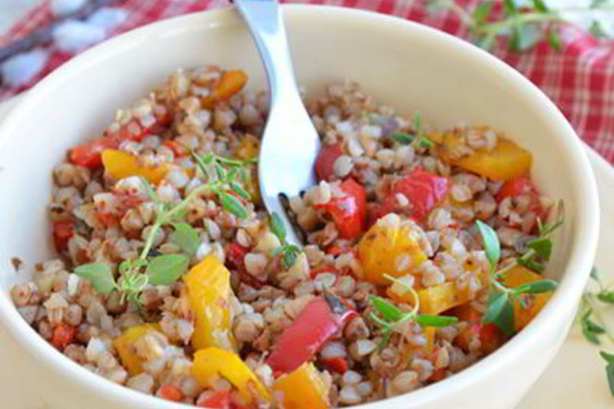 Рецепт теплого гречневого салата с запеченной паприкой
