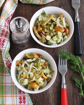 Картофельный салат с грибами и маринованным луком