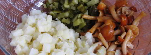 картофельный салат с грибами и маринованным луком. Шаг 3