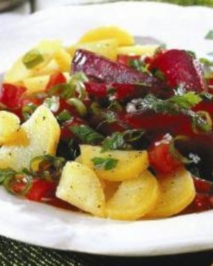 Марокканский картофельный салат со свеклой и маслинами