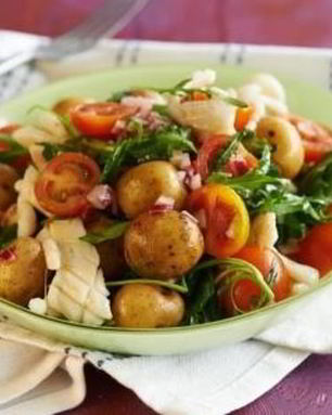 Салат из молодого картофеля и жареных кальмаров с помидорами черри