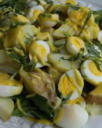 Салат из молодого картофеля с перепелиными яйцами