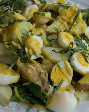 Салат из молодого картофеля с перепелиными яйцами