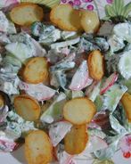 Салат из молодого картофеля с редисом и заправкой из феты