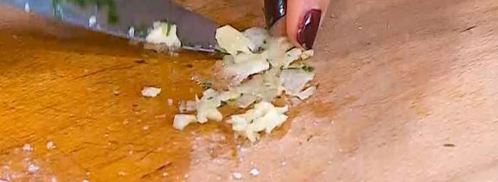 салат из молодого картофеля с редисом и заправкой из феты. Шаг 10