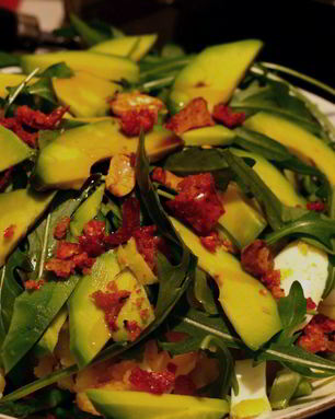 Салат из молодой спаржи с картофеле, авокадо и рукколой