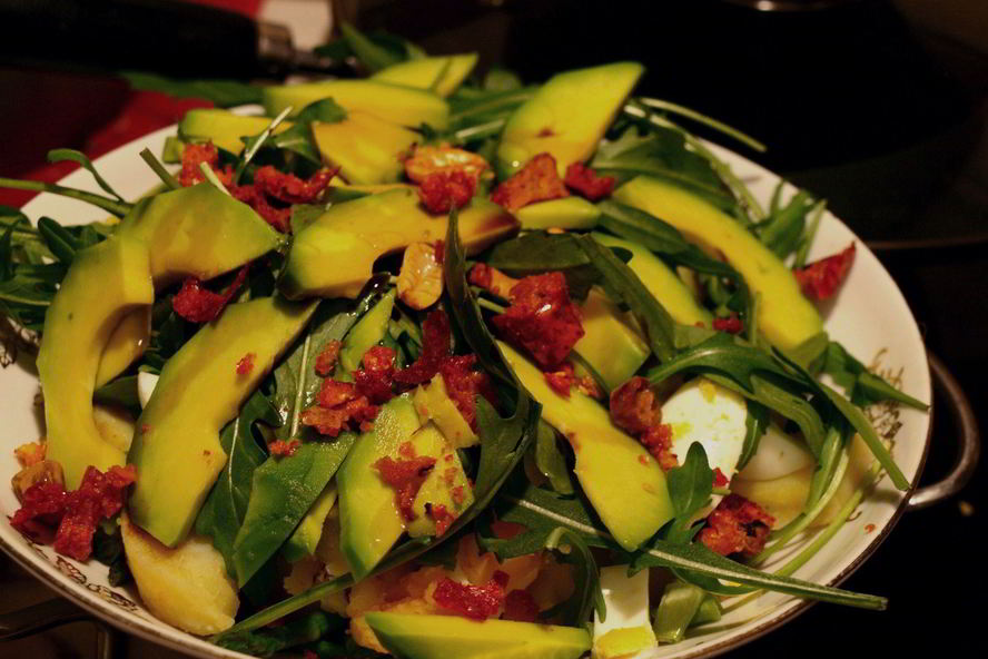 Рецепт салата из молодой спаржи с картофеле, авокадо и рукколой