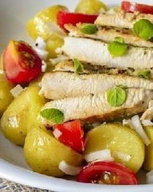 Салат с молодым картофелем и индейкой