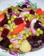 Теплый картофельный салат с крымским луком