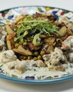 Теплый картофельный салат со сливочной курицей