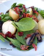 Теплый салат с картофелем, шампиньонами и хрустящим беконом