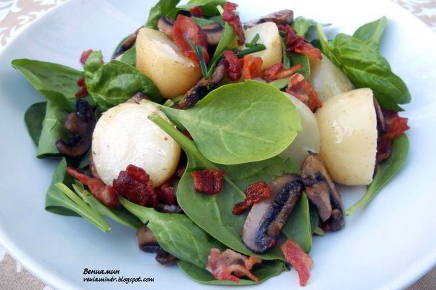 Рецепт теплого салата с картофелем, шампиньонами и хрустящим беконом