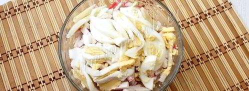 крабовый салат с кальмарами. Шаг 7