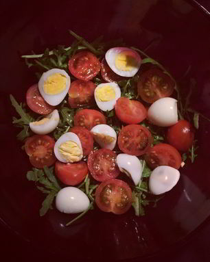 Легкий салат с рукколой и перепелинными яйцами