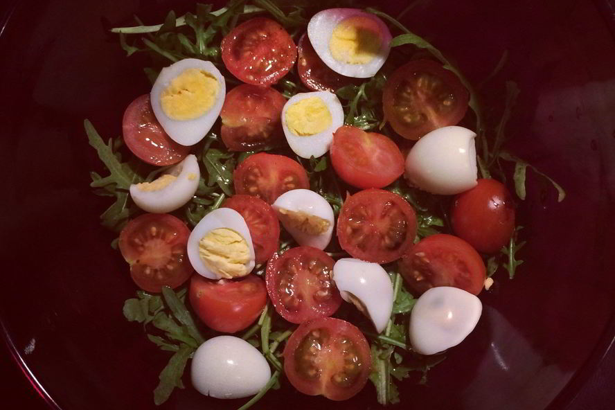 Рецепт легкого салата с рукколой и перепелинными яйцами